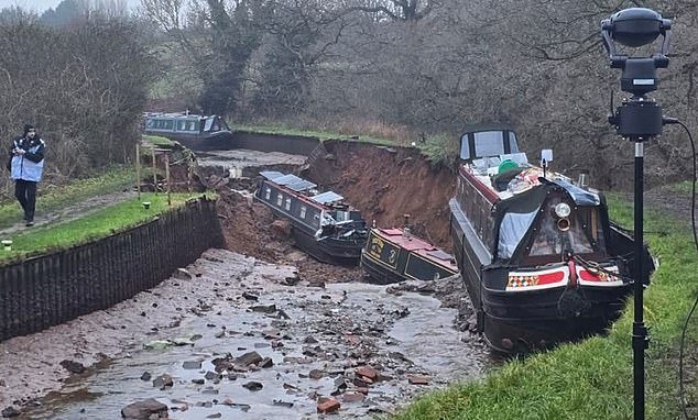 Grave incidente reportado en Shropshire cuando un enorme sumidero se traga el canal
