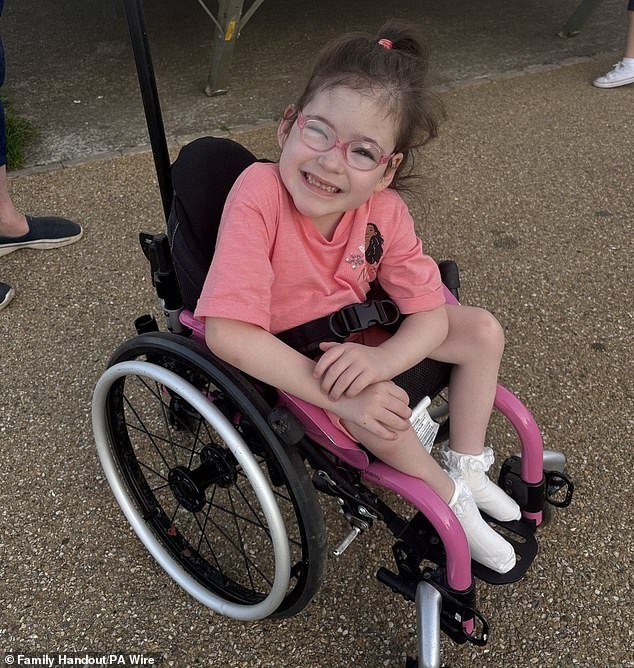 Ladrones que robaron el coche familiar roban la silla de ruedas hecha a medida para una niña discapacitada de seis años