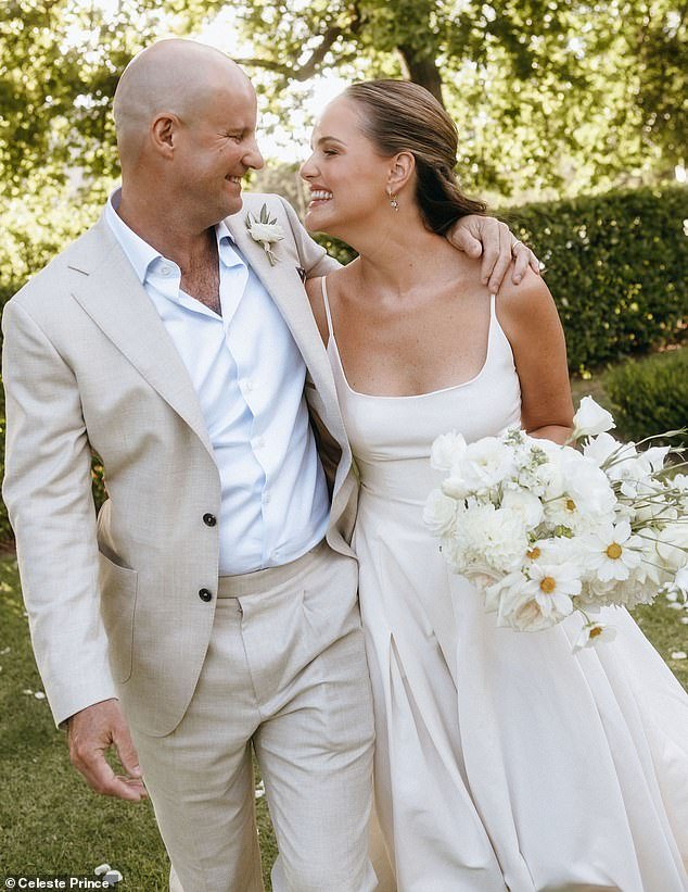 La estrella del cricket Andrew Strauss, de 48 años, se casa con el director de relaciones públicas, 18 años menor que él, siete años después de la muerte de su esposa Ruth por cáncer de pulmón.