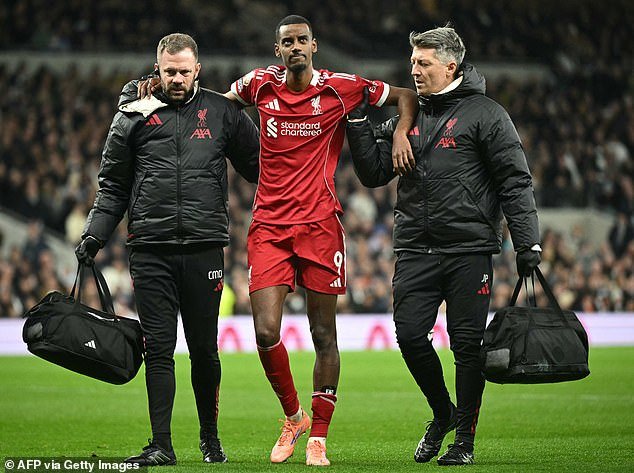 El Liverpool ha asestado un golpe devastador a Alexander Isak, con la estrella de £ 125 millones fuera de juego durante meses luego de una cirugía por una pierna rota.