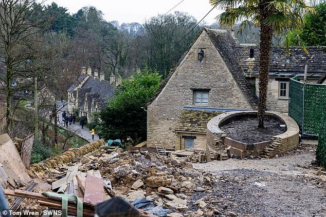 Los vecinos adinerados que viven en cabañas de chocolate valoradas en 1,5 millones de libras dicen que el “vándalo cultural” de al lado ha convertido su sueño de los Cotswolds en una “pesadilla”