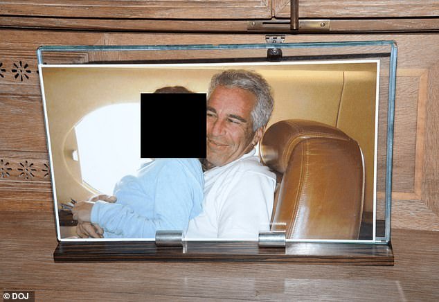 Nuevas fotos de Epstein que le revuelven el estómago lo muestran besando y abrazando a chicas en un jet privado