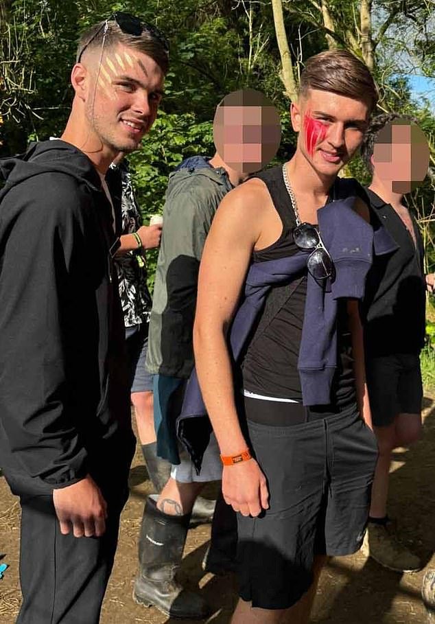 En la imagen: dos adolescentes de 19 años murieron cuando un taxi Tesla que los llevaba a casa desde Nochebuena con amigos se estrelló contra un árbol.