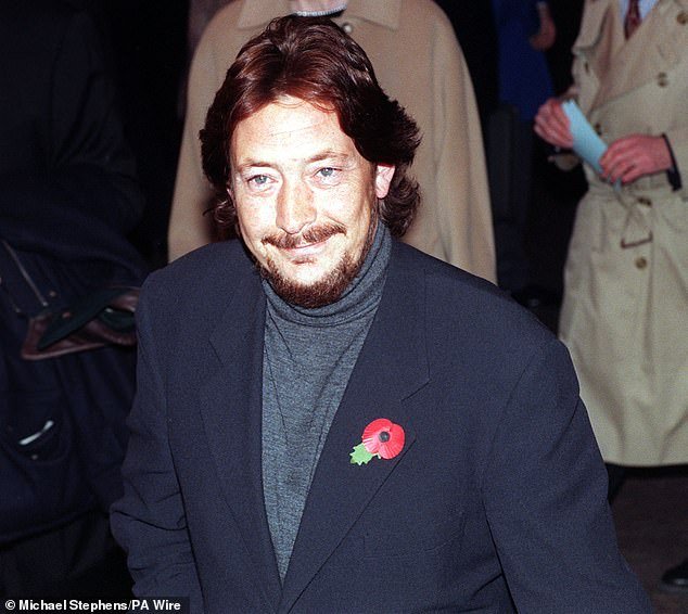 El cantante de Driving Home for Christmas, Chris Rea, murió a los 74 años después de una “breve enfermedad”, mientras llegan los homenajes al ícono festivo de las listas.