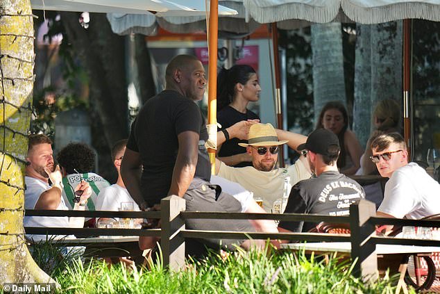 LA COLUMNA DE JIMMY ANDERSON: La bebida de Inglaterra en Noosa no fue la razón de la derrota: esto es lo que realmente sucede en los bares durante una gira de Ashes y cómo mis equipos lo mantuvieron en secreto