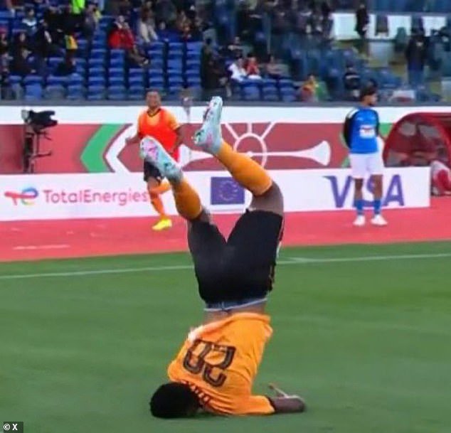 La estrella del Leicester evita una lesión grave tras caer sobre el CUELLO mientras celebraba el empate tardío en la AFCON