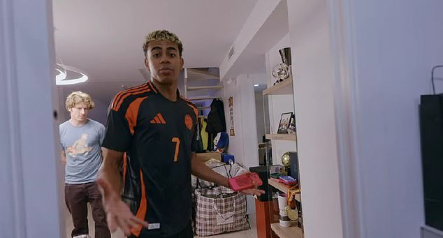 Lamine Yamal ofrece un recorrido por su modesta casa antes de mudarse a la impresionante antigua mansión de Gerard Piqué y Shakira valorada en £ 12 millones, y revela la extraña razón por la que “no puede tener novia”.