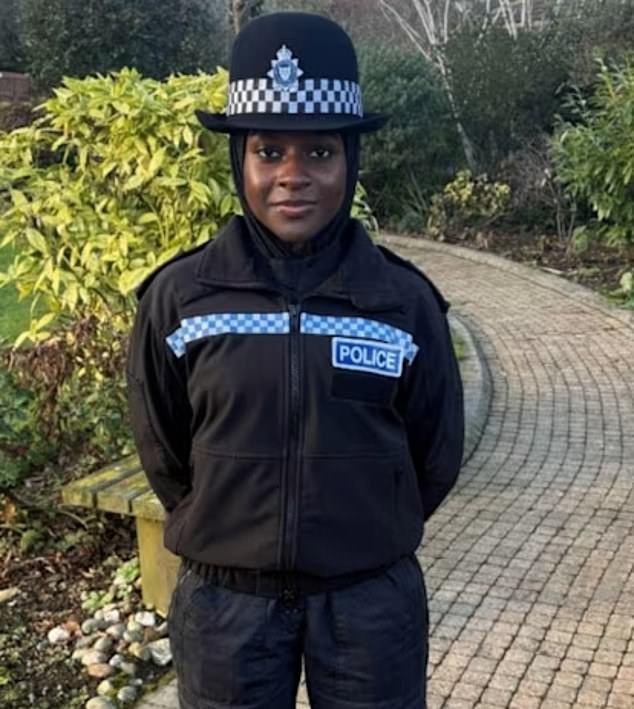 Se introducirán hijabs magnéticos en la policía para atraer más reclutas musulmanes