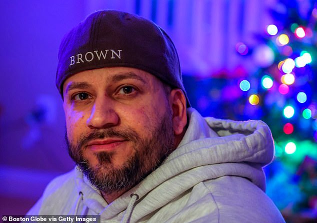 El conserje que trabajaba en Brown advirtió a los guardias de seguridad sobre el tiroteo masivo