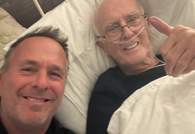 La leyenda de England Ashes, Michael Vaughan, ha rendido un desgarrador homenaje a su difunto padre después de regresar corriendo a casa desde Australia para estar junto a su cama.