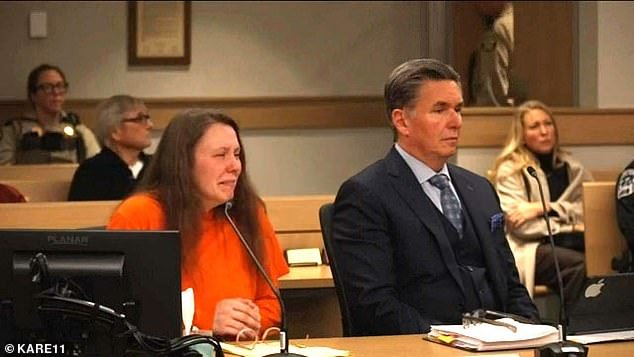 Indignación por el hecho de que una profesora comprometida que se besó con un niño de 11 años en su salón de clases sea sentenciada a la mitad de la pena de prisión solicitada por los fiscales.