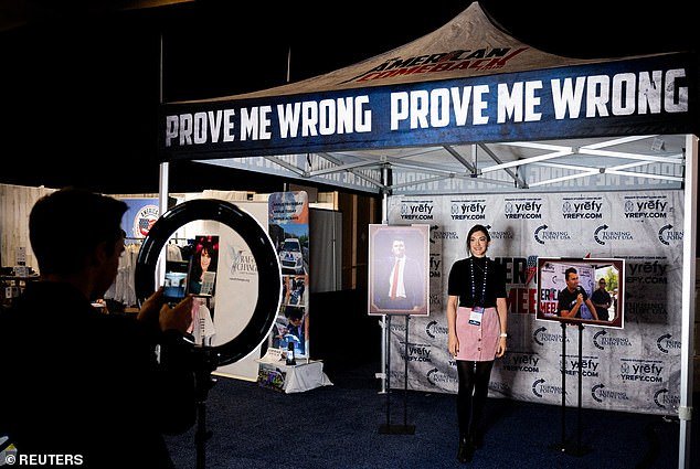 Fury mientras Turning Point construye una réplica de tienda de campaña del sitio donde Charlie Kirk fue asesinado para que los fanáticos puedan tomar SELFIES