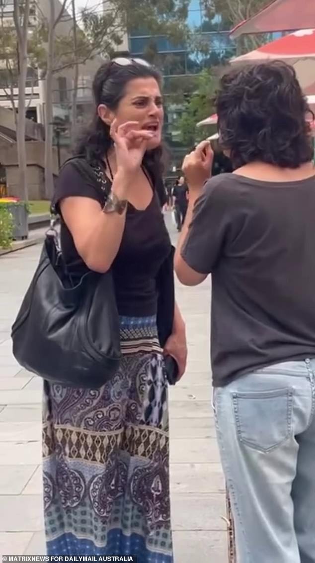 Dramática actualización sobre el empleado universitario despedido que supuestamente lanzó una diatriba escandalosa calificando a los estudiantes judíos de “parásitos” y “sionistas sucios”.