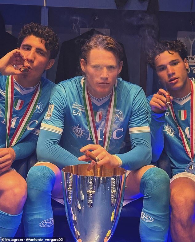 ¡El gran humo! Scott McTominay enciende un cigarro en el vestuario tras ganar su segundo trofeo en el Napoli