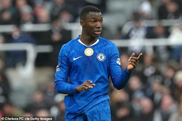 Jamie Carragher se disculpa con los fanáticos del Chelsea mientras elige su equipo de la temporada hasta el momento con tres estrellas del Arsenal y dos del Sunderland… pero ¿quién llega del Man United?