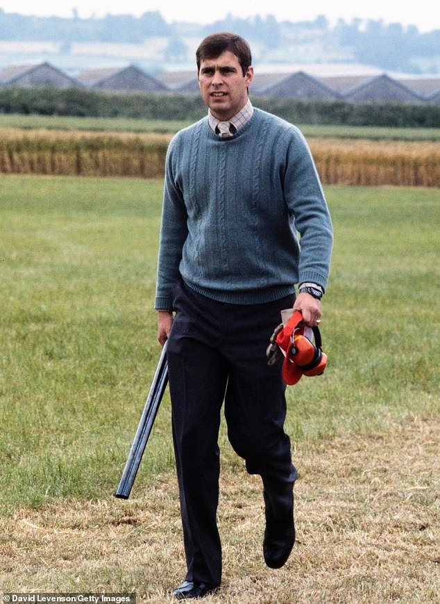 A Andrew Mountbatten-Windsor “se le revocará la licencia de armas de fuego y sólo se le permitirá usar armas de fuego bajo estricta supervisión”