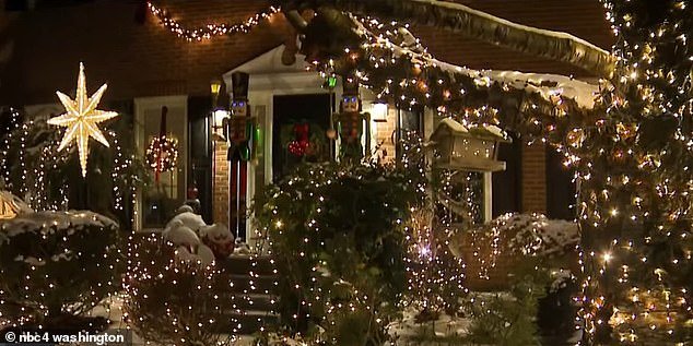 Las extravagantes decoraciones navideñas de la familia dividen al vecindario mientras la enojada asociación de propietarios amenaza con multas