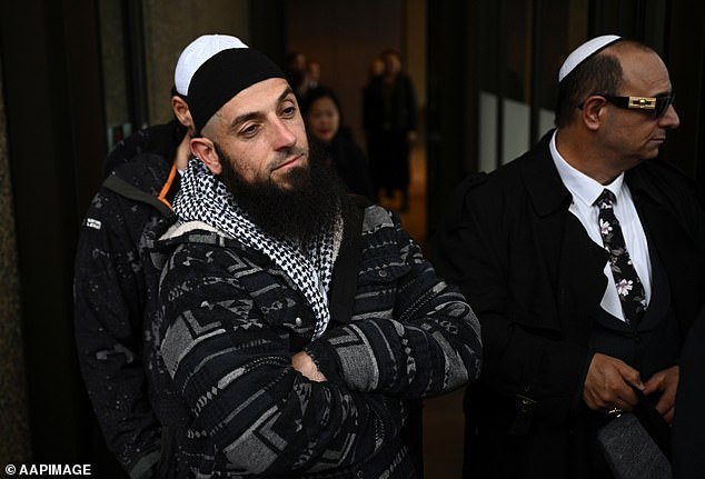 Un predicador islámico radical vinculado al sospechoso de la masacre de Bondi Beach recibe la orden de cerrar la sala de oración y desaparecer, después de que los agentes hicieran un descubrimiento inquietante sobre sus reuniones.