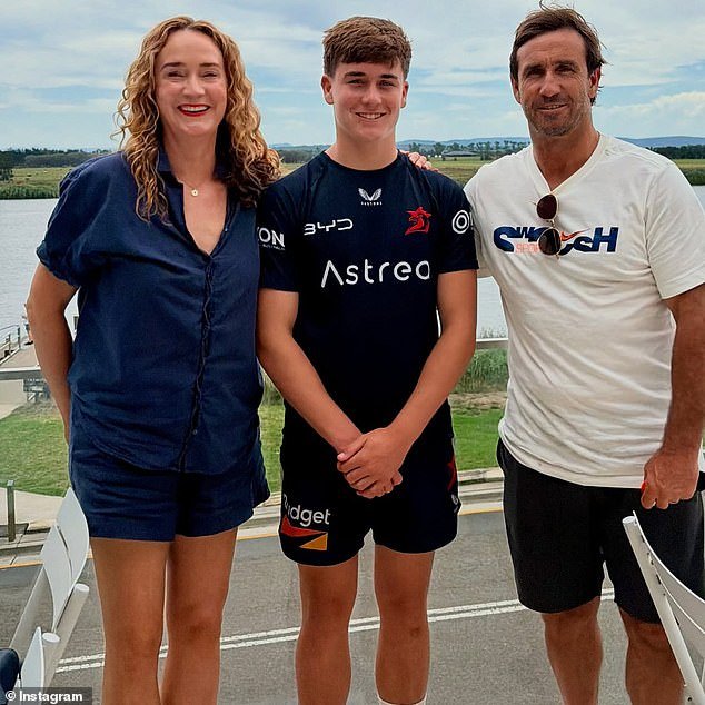 Revelado: La conmovedora razón detrás del MUY raro reencuentro de la leyenda del fútbol Andrew Johns con su ex esposa