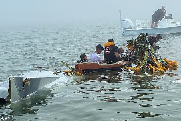 Un niño de dos años entre los cinco muertos en un horrible accidente aéreo, uno sigue desaparecido después de que el avión se hundiera en el mar