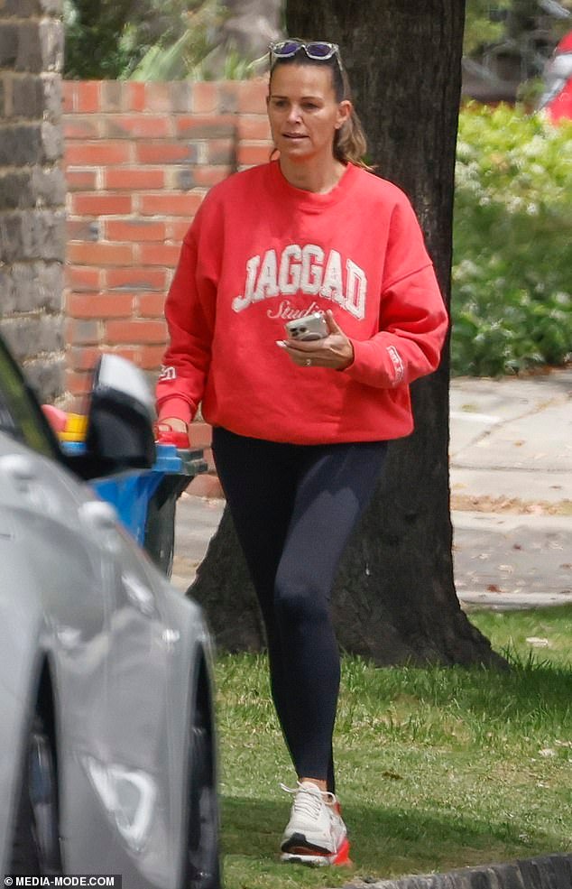 La madre del violador, Jo Silvagni, se revela cuando saca la basura después de que su hijo está en prisión y su propia carrera televisiva ahora está en peligro.