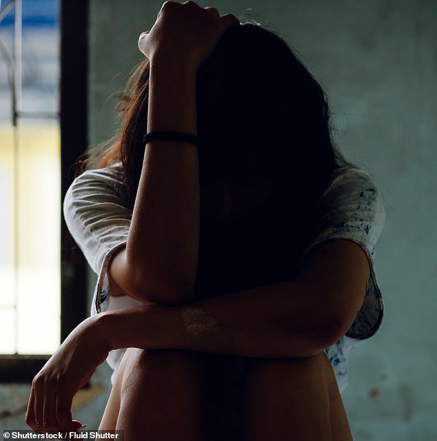 A una delincuente sexual de unos 20 años se le ha prohibido enseñar de por vida porque persiguió a una niña vulnerable bajo vigilancia de suicidio en una “fantasía retorcida”.