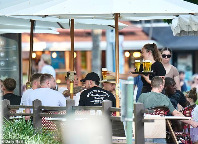 La pausa alcohólica de cuatro días de Ashes en Inglaterra demuestra que no han aprendido nada de los fracasos del pasado: su letanía de tristes decisiones en esta gira significa que a Rob Key ahora le quedan sólo dos semanas para demostrar que está a la altura de la tarea.