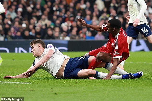 El entrenador del Liverpool, Arne Slot, ataca a Micky van de Ven después de que una entrada “imprudente” dejara a Alexander Isak fuera durante “unos meses” con una pierna rota