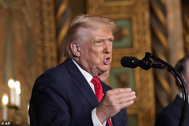 El presidente Trump llama al New York Times una “seria amenaza a la seguridad nacional de nuestra nación” y dice que el periódico “debe ser combatido y detenido”.