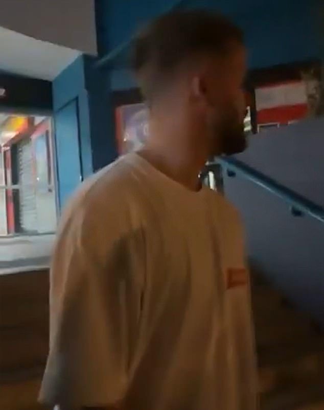 La estrella de Inglaterra Ben Duckett parece estar borracho durante la gira de Ashes por Australia; aparece un video que muestra al bateador solo y aparentemente perdido cuando se le pregunta si sabe dónde vive.