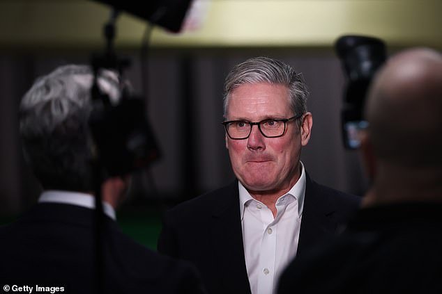 ¿La última Navidad de Keir en el número 10? Los votantes esperan que Starmer se vaya dentro de un año a medida que crece la ira dentro de las filas laboristas por el gobierno caótico.