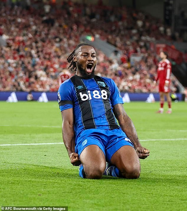 El Chelsea está lanzando una apuesta audaz para hacerse con el hombre más buscado de la Premier League, Antoine Semenyo, en medio del interés de Man United, Man City, Liverpool y Tottenham.