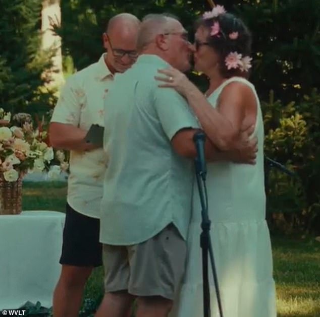 Una pareja cuyo certificado de matrimonio nunca fue entregado accidentalmente finalmente se casa en su 50 aniversario de bodas