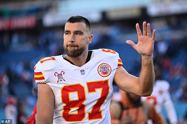 El reportero de los Chiefs se vuelve contra los fanáticos de Taylor Swift después de criticar a Travis Kelce por el reciente desaire de los medios