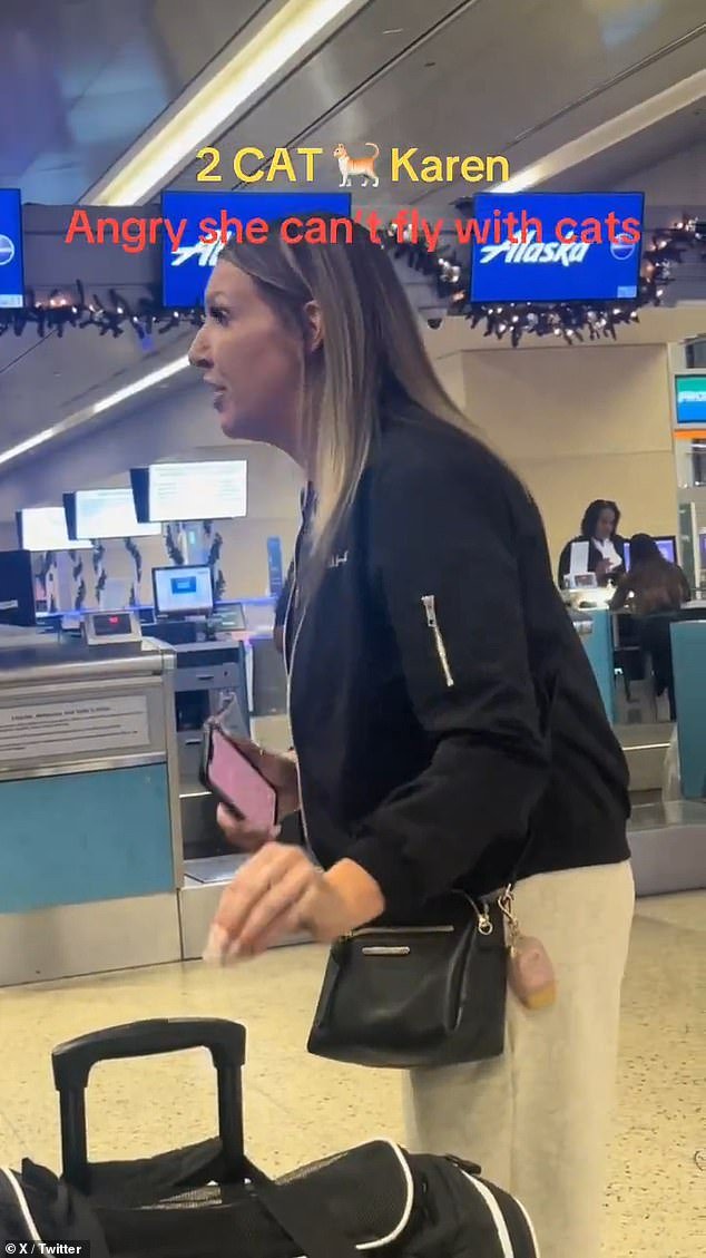 “Two Cats Karen” estalla después de que los empleados de Alaska Airlines se negaran a meter dos animales debajo de su asiento