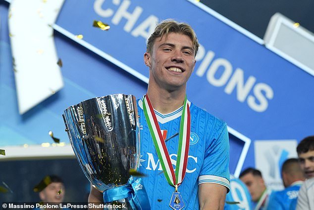 El perdedor del Manchester United, Rasmus Hojlund, apunta ligeramente a su club matriz después de ganar un trofeo cedido en el Napoli.