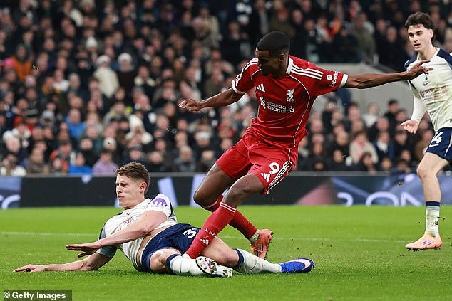 El entrenador del Tottenham, Thomas Frank, se defiende de la acusación de Arne Slot por la “imprudente” entrada de Micky van de Ven a Alexander Isak