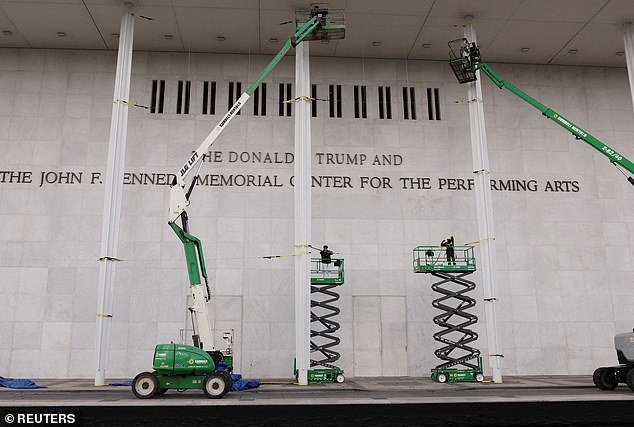 Demócrata demanda para eliminar el nombre de Trump del Kennedy Center mientras comienzan las cancelaciones