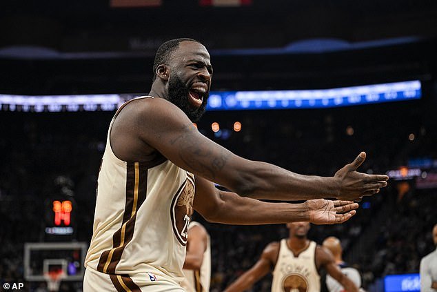 Draymond Green irrumpe en el vestuario después de una acalorada discusión con su entrenador Steve Kerr en el campo