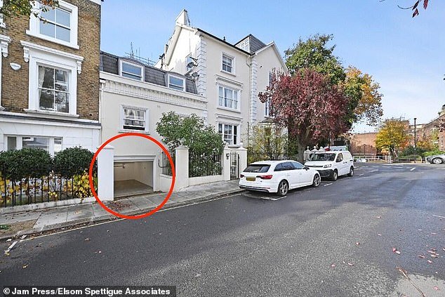 Una plaza de aparcamiento individual debajo de una casa en el oeste de Londres se vende por casi £300.000