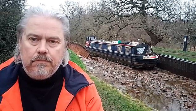 El propietario de una embarcación angosta cuenta el momento en que se apresuró a regresar para salvar a sus CATS cuando el sumidero se derrumbó; un experto advierte que es probable que vuelva a suceder