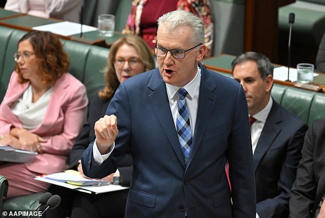 El ciudadano británico se enfrenta a la deportación de Australia después de que la policía hiciera un descubrimiento inquietante, mientras el gobierno albanés endurece las normas sobre visados tras el ataque de Bondi Beach.