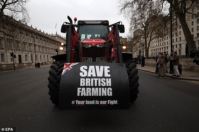 Sir Keir Starmer recorta el impuesto a la agricultura familiar en otro humillante giro de 180 grados