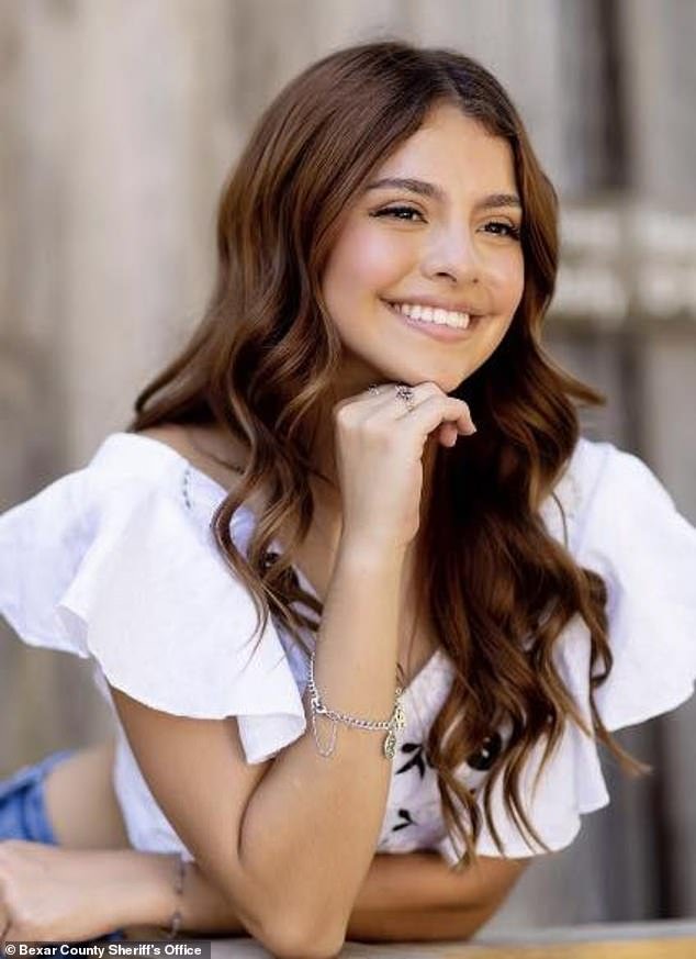 Su mejor amiga relata la conversación final con una adolescente de Texas que desapareció en Nochebuena, mientras la familia ruega por su regreso sano y salvo y la búsqueda continúa.