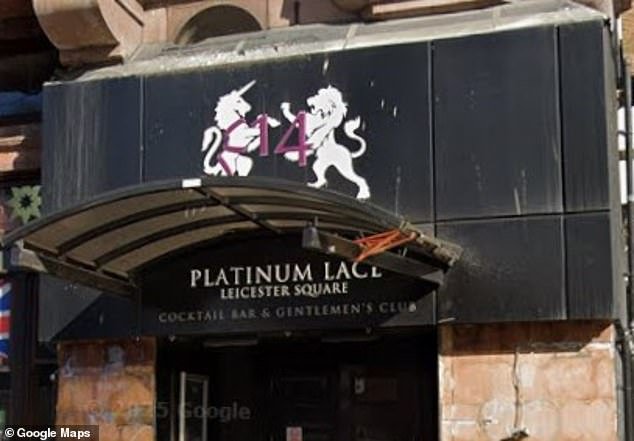 Jack Grealish invita a sus amigos a una costosa velada de Navidad, que termina con la estrella inglesa abandonando el club de striptease “con una sonrisa en el rostro”.