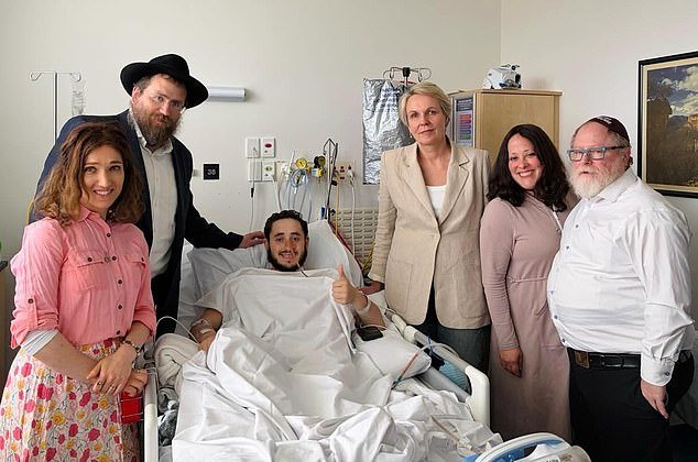 El joven rabino que protegió a un policía herido durante el tiroteo en Bondi Beach aparece en la foto después de una cirugía intensiva