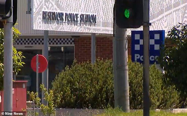 Se dice que un ladrón de coches retuvo a una mujer a punta de cuchillo frente a una comisaría de policía desocupada