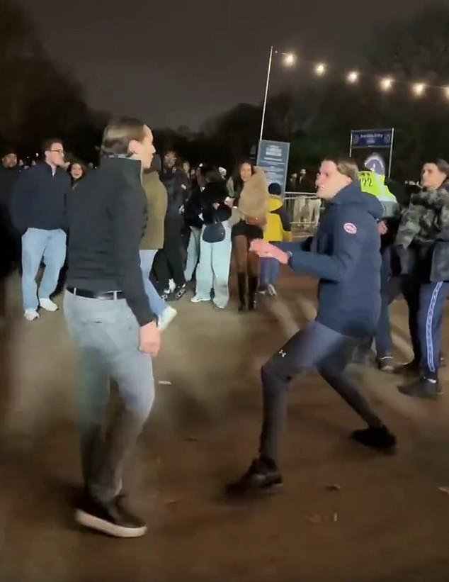 ¡Bienvenido al país de las maravillas invernal! Nuevas imágenes muestran golpes, juerguistas tirados al suelo y mujeres gritando mientras la atracción navideña estalla en violencia.