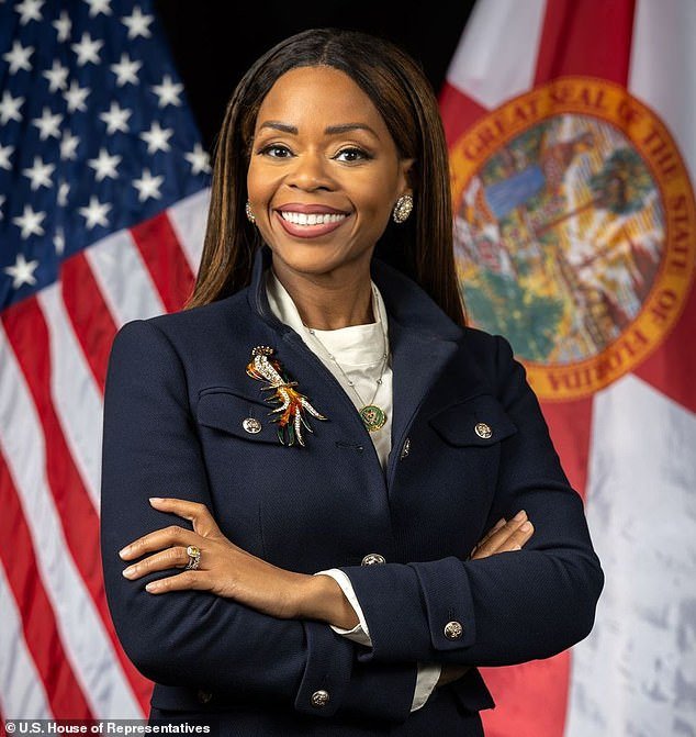 La demócrata es acusada de robar 5 millones de dólares en ayuda y de cortar un anillo de diamantes de 100.000 dólares en su retrato oficial.