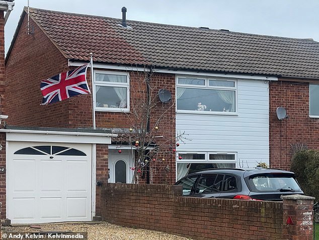 La familia de Adam Peaty ondea la bandera de la Unión al revés mientras permanecen a cientos de kilómetros de la boda, posiblemente en un guiño a la feliz pareja.